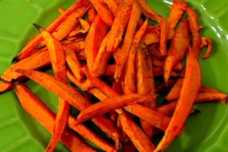 Maple Sweet Potato Fries (VEGAN) These maple sweet potato fries are the perfect side dish! Photo Credit: Elana Pisani (VEGAN)