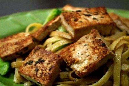 Try this garlic tofu pasta  as a quick and easy dinner. (VEGAN/VEGETARIAN RECIPES)