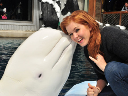 Actress Isla Fisher gets a kiss from Nanuq. Photo Credit: Rigo Diaz/SeaWorld San Diego/Getty