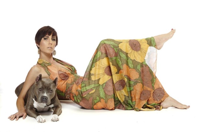 lulu-the-pitbull-poses-with-model-for-models-and-mutts-fundraising-book